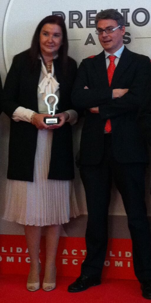 2013 05 22 596 mª luisa calderón y el dr santiago ruiz de aguiar durante la ent