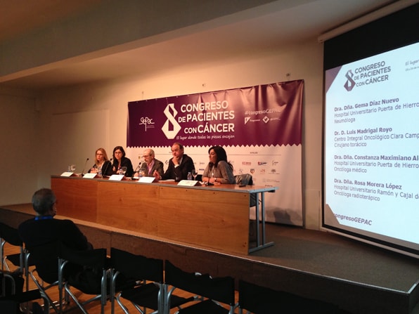 2013 12 13 un momento del coloquio sobre cáncer de pulmón (el dr. madrigal royo, segundo por la derecha)