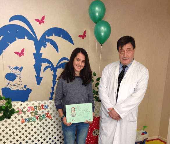 2014 03 12 ania, ilustradora del cuento, junto al dr. andrés lópez tras presentar el libro