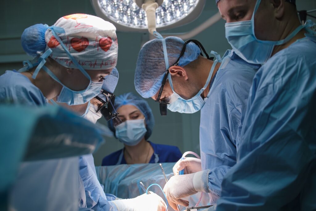 Cirujanos realizando una operación de corazón, para las taquicardias ventriculares.