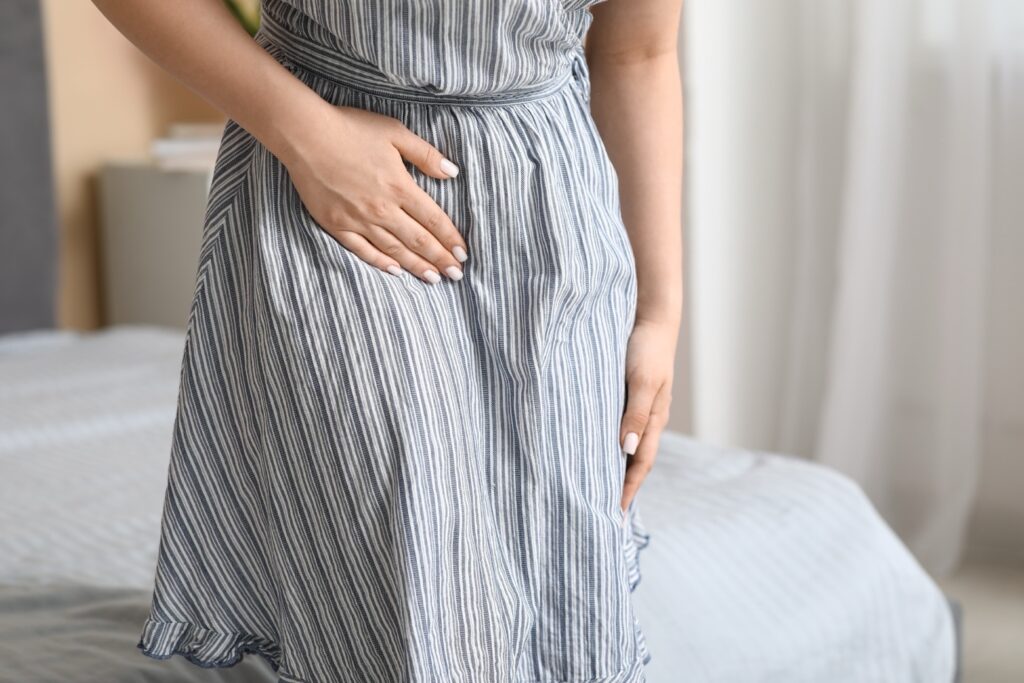 Descubre cómo aliviar los síntomas de la cistitis y cuándo es necesario acudir al médico