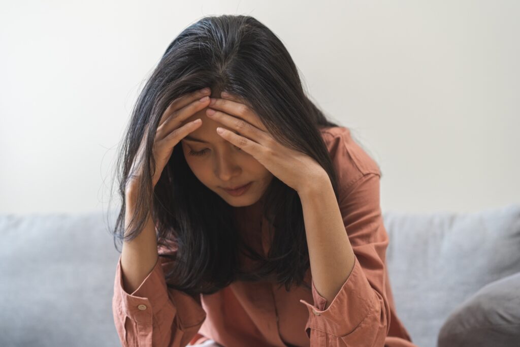 Tristeza posparto: Mujer experimentando tristeza y agotamiento, posibles síntomas de depresión posparto. Busca ayuda si te sientes así.