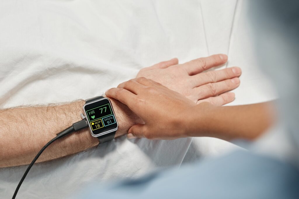 Monitoreo cardíaco para la enfermedad coronaria: Smartwatch registrando la frecuencia cardíaca y la respiración. La tecnología puede ayudar a monitorear la salud del corazón y detectar posibles problemas.