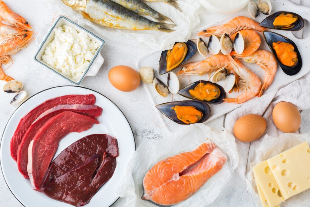Alimentos ricos en vitamina B12: Selección de alimentos como carne, pescado, huevos y lácteos, que son fuentes naturales de vitamina B12. Combate el déficit con una dieta rica en B12.