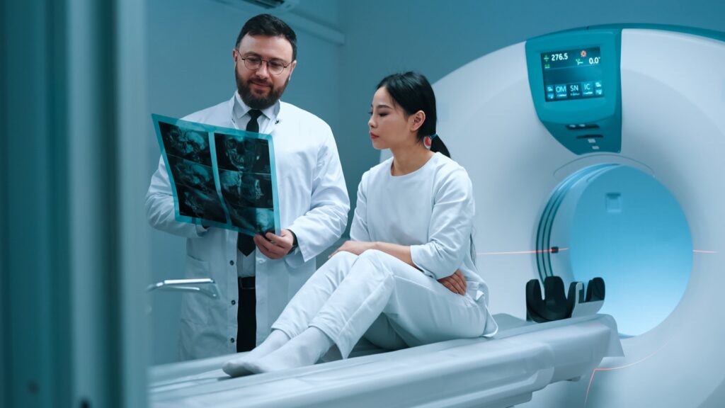 Tomografía computarizada para el cáncer de hueso: Doctor explicando los resultados de una tomografía computarizada a una paciente. La tomografía computarizada proporciona imágenes detalladas para diagnosticar el cáncer de hueso.