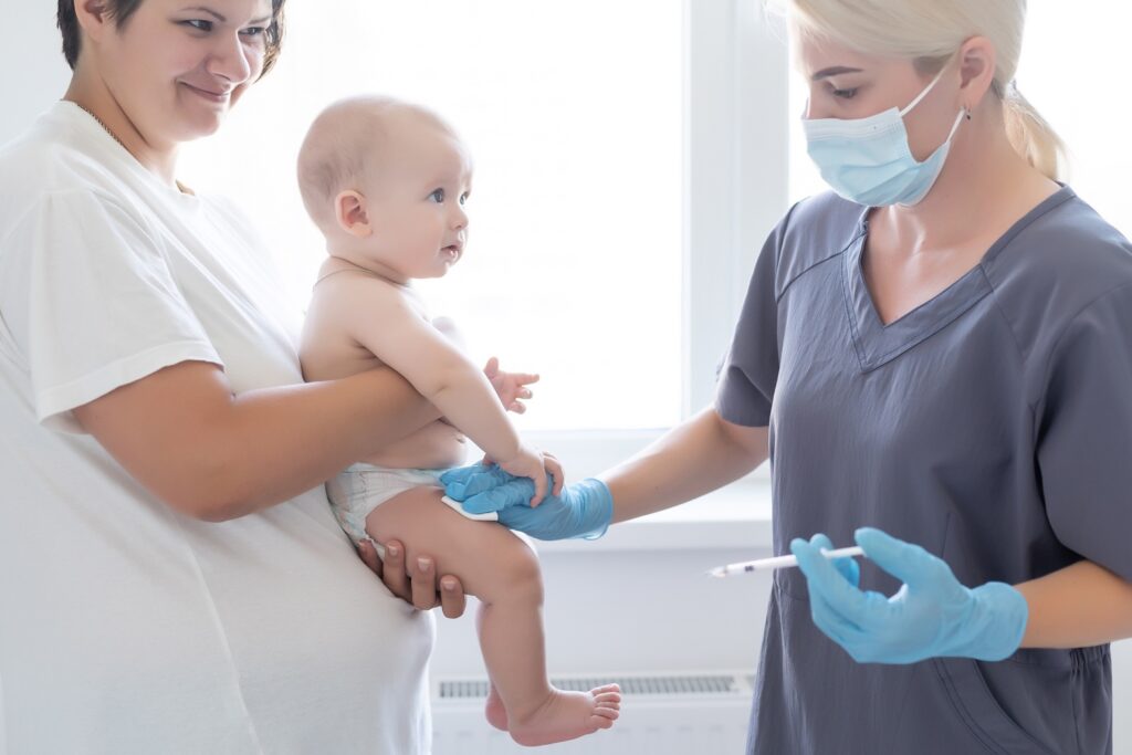 Prevención de la meningitis: Vacunación de un bebé. Algunas formas de meningitis se pueden prevenir con vacunas. Consulta el calendario de vacunación.