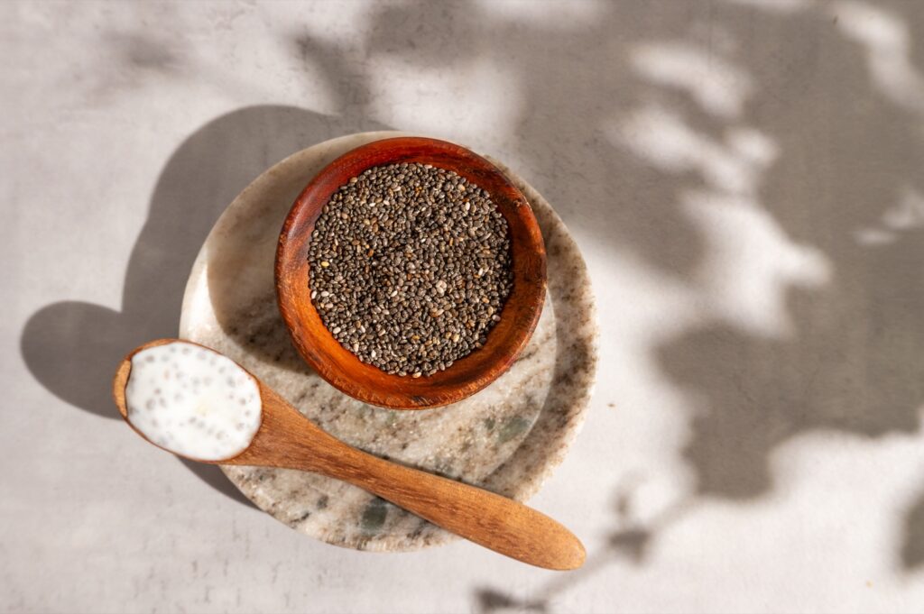 Semillas de chía, fuente de calcio: Semillas de chía en un tazón. Las semillas de chía son una excelente fuente de calcio de origen vegetal.