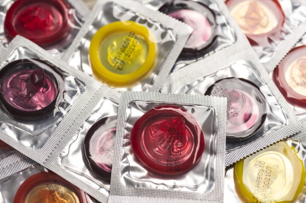Preservativos de diferentes colores, un método importante para la prevención del VPH. Promoviendo el sexo seguro como medida de protección contra el VPH.