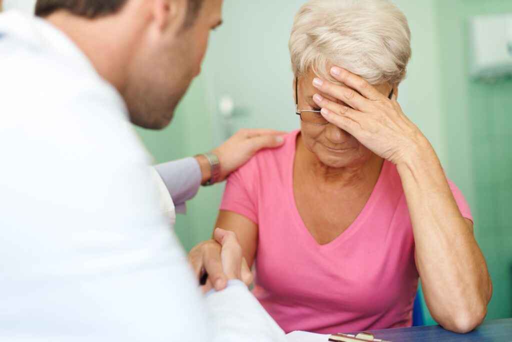 Mujer mayor sufre un mareo