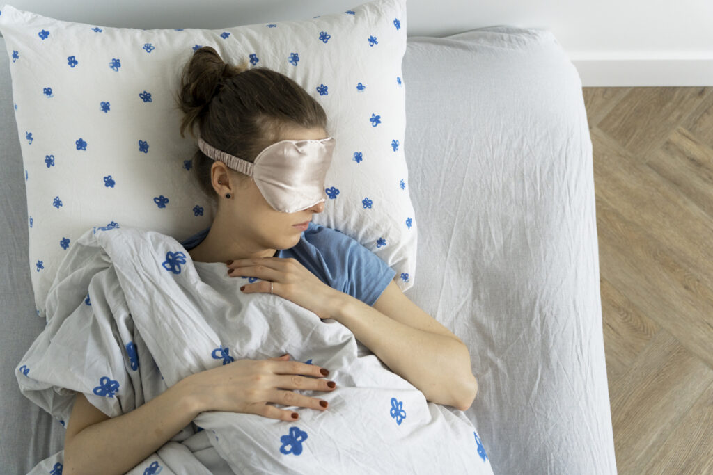 Chica durmiendo representando la Apnesa del sueño, interrupción de la respiración durante el sueño
