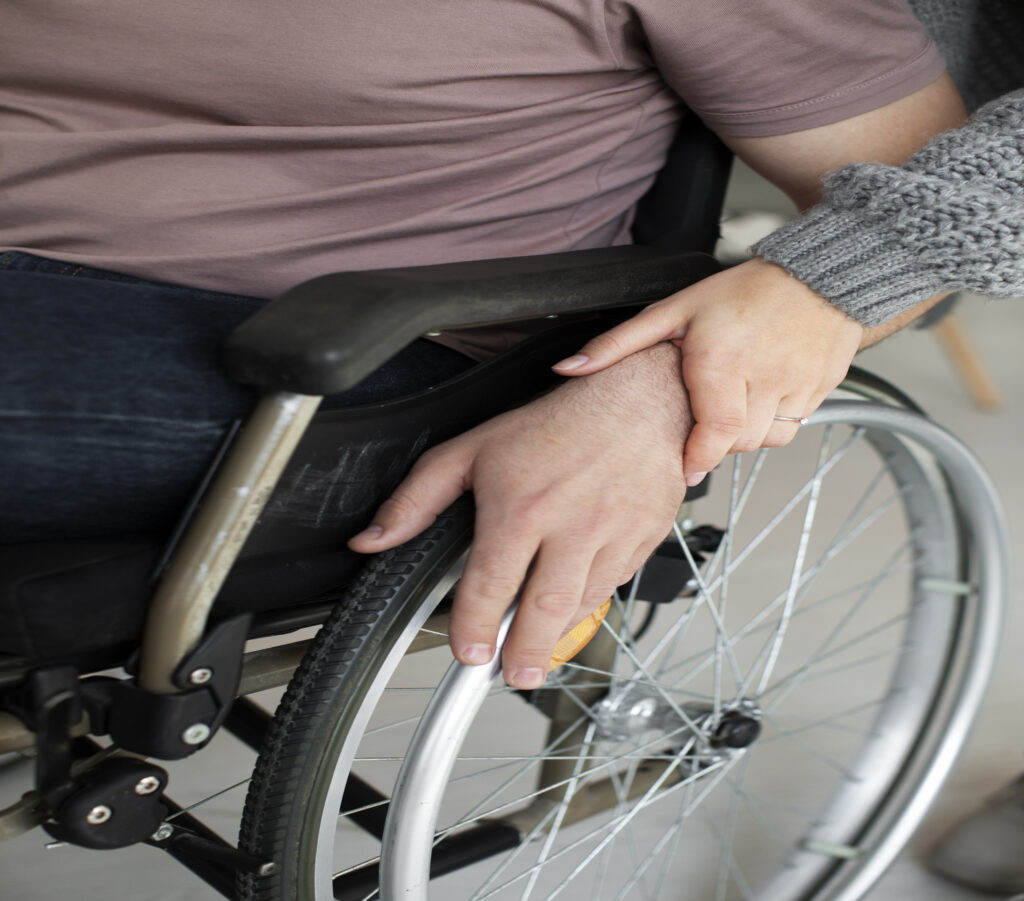 Imagen de silla de ruedas por el ELA, trastorno neurológico que afecta a las neuronas motoras
