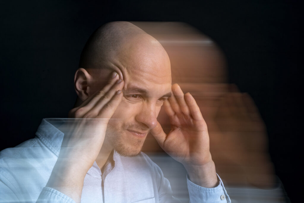 Hombre con dolor en la zona de la cabeza