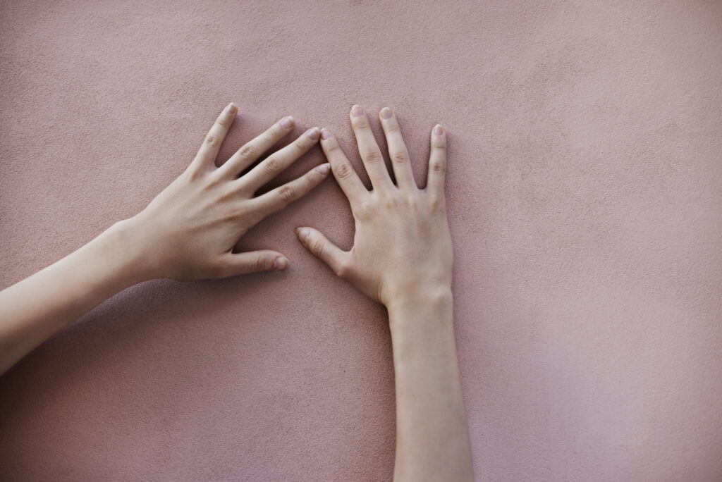 Imagen de manos representando enfermedad de raynaud, trastorno que afecta a los vasos sanguíneos