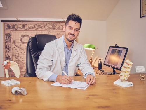 Imagen para: El traumatólogo Dr. Adrián Gallego recibe el Premio Pasteur de Medicina 2021