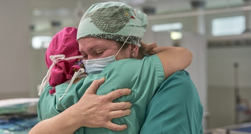 Imagen para: El corto-documental ‘cambio de turno’ muestra la labor del personal de enfermería implicado en la contención del COVID-19