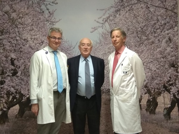 Imagen para: El Neurocientífico e investigador Carlos Belmonte vista las instalaciones de HM CINAC