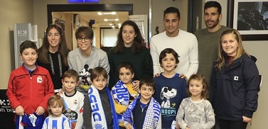 Imagen para: Jugadores de las plantillas masculina y femenina del Deportivo visitan a los niños ingresados en la Maternidad HM Belén