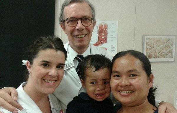 Imagen para: Un cirujano del CEU ha liderado un proyecto solidario para intervenir a un bebé camboyano