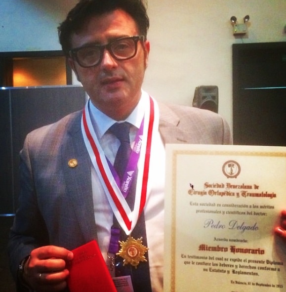 Imagen para: El Dr. Pedro J. Delgado ha recibido la Medalla de la Orden al Mérito a la Excelencia «Dr. Hernán de las Casas»