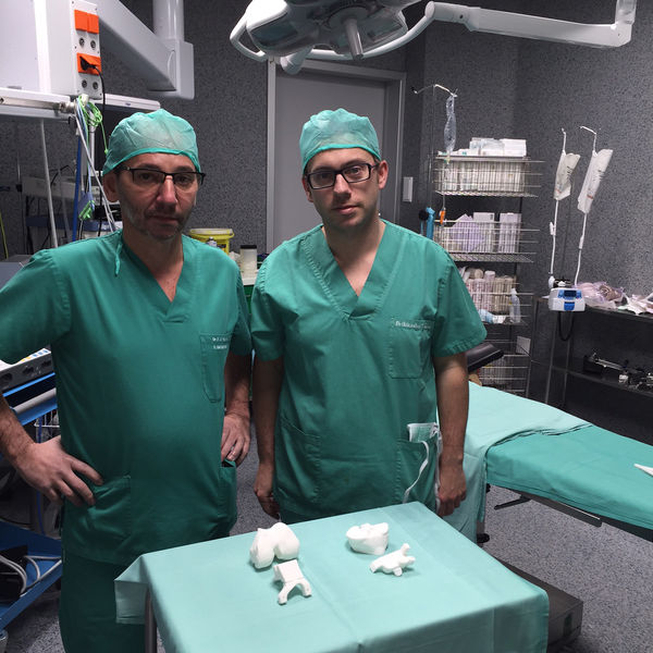 Imagen para: La clínica Surbone implanta la primera prótesis de rodilla personalizada en Galicia