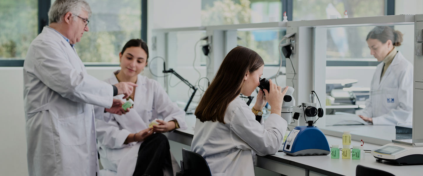 Estancias formativas herobanner. Profesional médico formando a estudiantes.