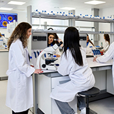Estancias formativas. Estudiantes de medicina realizando prácticas en un laboratorio.