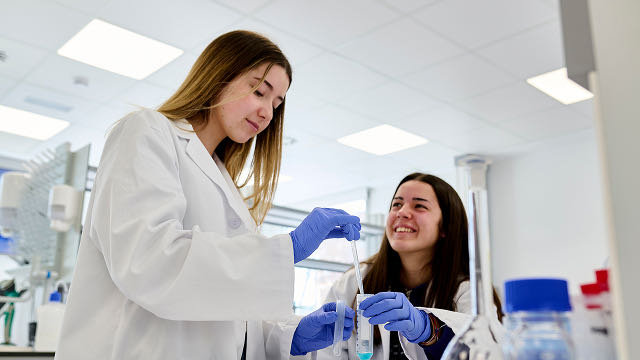 Médicos en prácticas realizando formaciones