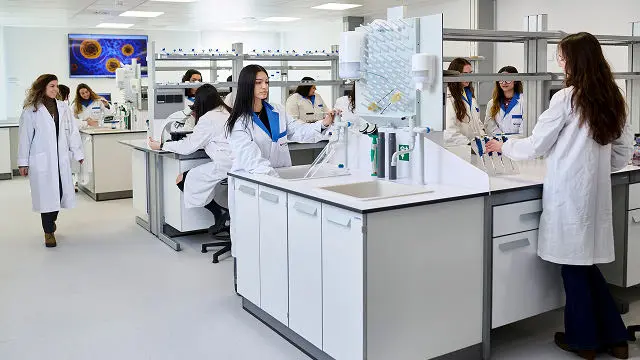 Becas mec, médicos en prácticas en un laboratorio