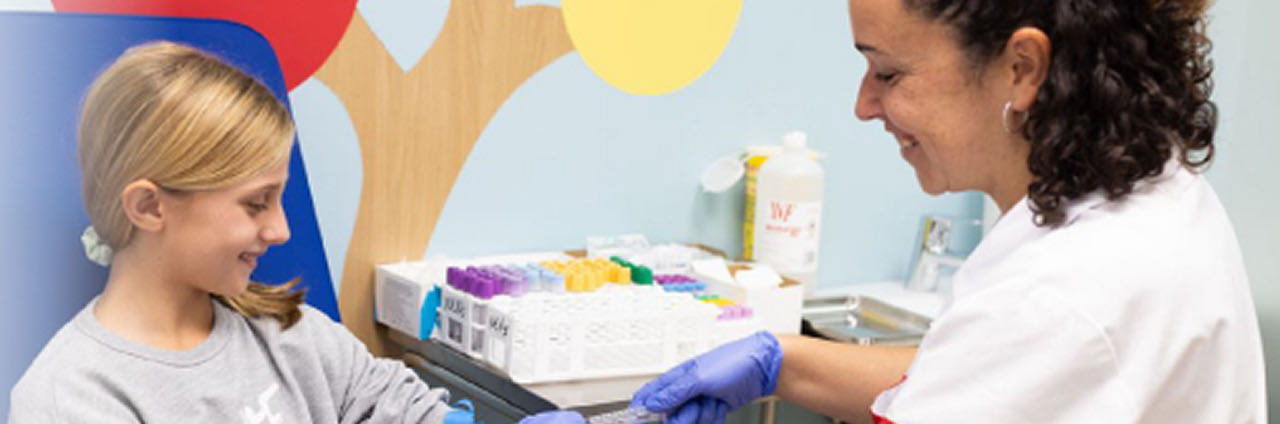 Médico atendiendo a niña paciente.