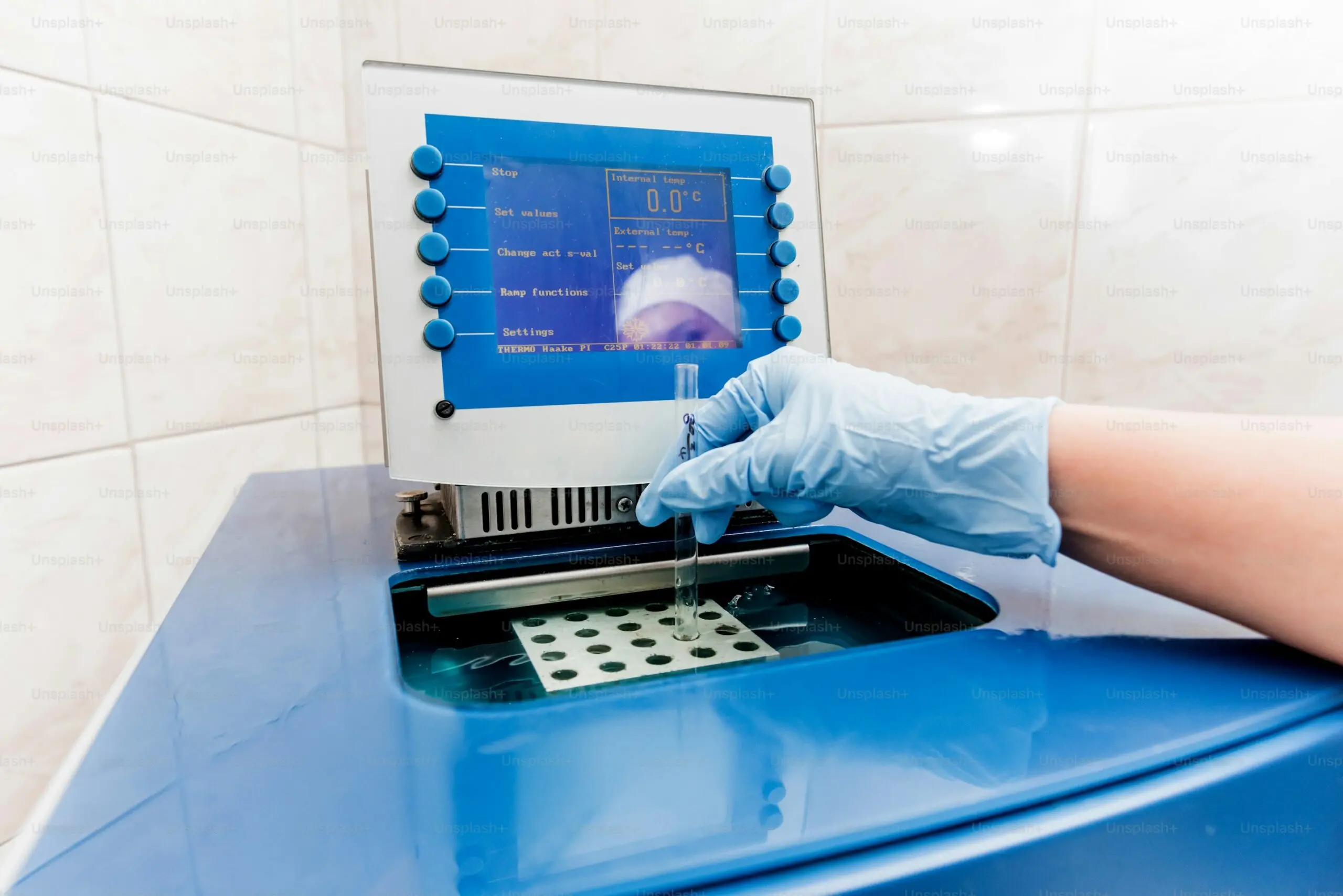 Un profesional de la salud guardando una probeta para análisis clínicos.