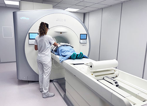 HM Santísima Trinidad adquiere una resonancia magnética de última generación que opera con IA