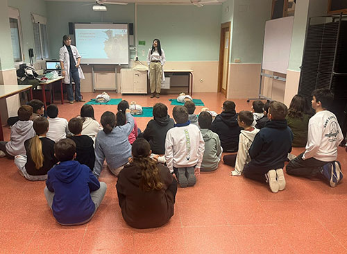 Imagen para: Profesionales sanitarios del Hospital Universitario HM Rivas enseñan técnicas de reanimación cardiopulmonar a los alumnos de la localidad