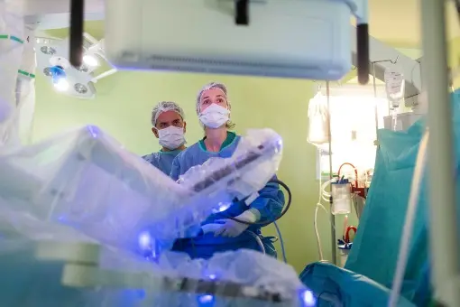 Imagen para: La incorporación del sistema robótico Da Vinci permite al Hospital HM Nou Delfos aumentar la complejidad de las cirugías urológicas