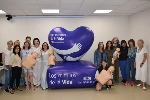 Imagen para: HM Hospitales forma a las remeras de Bolboretas Coruña en R.C.P y primeros auxilios