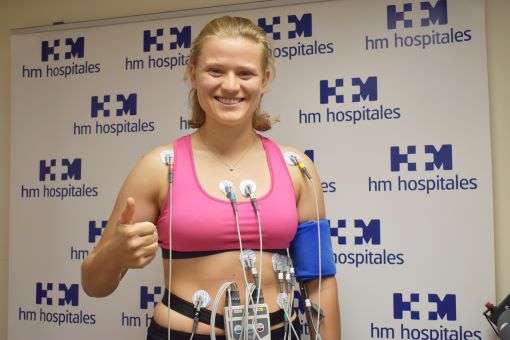 Imagen para: La portera del Hockey Club Coruña Femenino Viki Caretta pasa el reconocimiento médico en HM Modelo antes de disputar el Mundial