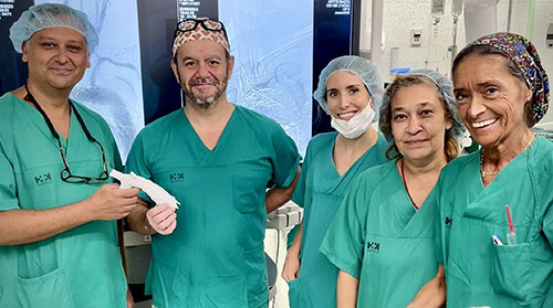 Imagen para: Cirujanos vasculares de HM Hospitales reparan con éxito y por primera vez en España un aneurisma del arco aórtico mediante una prótesis Nexus Duo