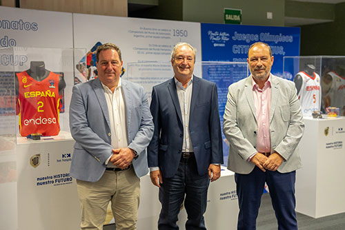 Imagen para: La Exposición Centenario de HM Hospitales y la Federación Española de Baloncesto llega al Hospital HM Málaga