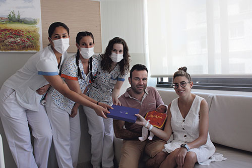 Imagen para: La Maternidad HM Belén celebra el centenario de la Selección Española de Baloncesto con los recién nacidos