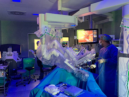 Imagen para: El equipo de Cirugía Sanchinarro realiza por primera vez en el mundo dos cirugías generales simultáneas con tecnologías robóticas distintas