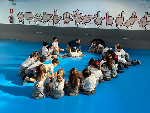 Imagen para: Alumnos y profesores del CPR Belén reciben formación en primeros auxilios de la mano de HM Hospitales