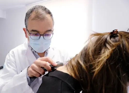 Imagen para: HM Nou Delfos refuerza su equipo asistencial renovando su servicio de dermatología