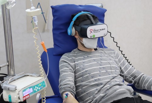 Imagen para: HM CIOCC ofrece a sus pacientes realidad virtual para hacer más amigables las sesiones de quimioterapia de la mano de la Fundación Ricky Rubio y AstraZeneca