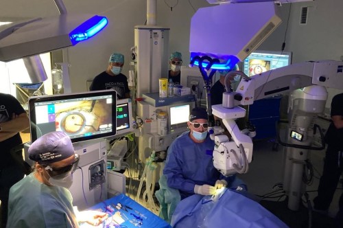 Imagen para: El Dr. Gonzalo Bernabéu realiza con éxito la primera cirugía de cataratas en directo en la presentación mundial facoemulsionador Quatera 700