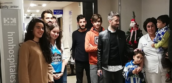 Jugadores de las plantillas masculina y femenina del Deportivo visitan a los niños ingresados en la Maternidad HM Belén