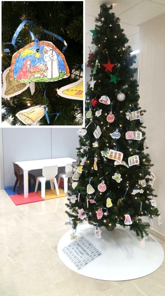Los pacientes más pequeños decoran a su gusto los árboles de Navidad de HM Hospitales