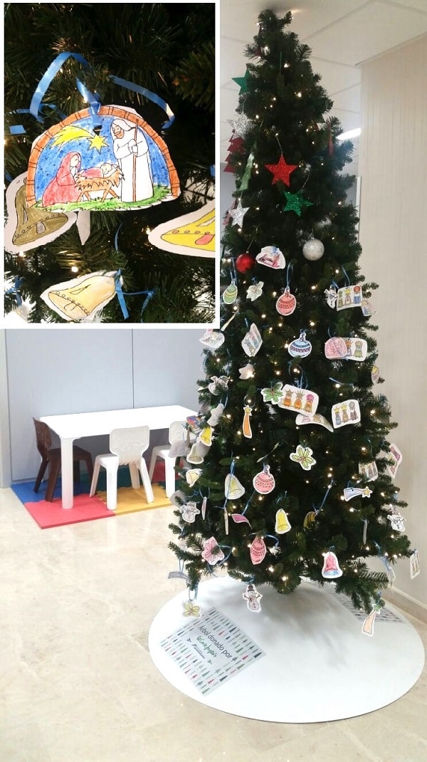 Los pacientes más pequeños decoran a su gusto los árboles de Navidad de HM Hospitales