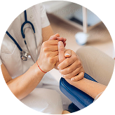 Mision. Personal médico sujetando la mano de un paciente