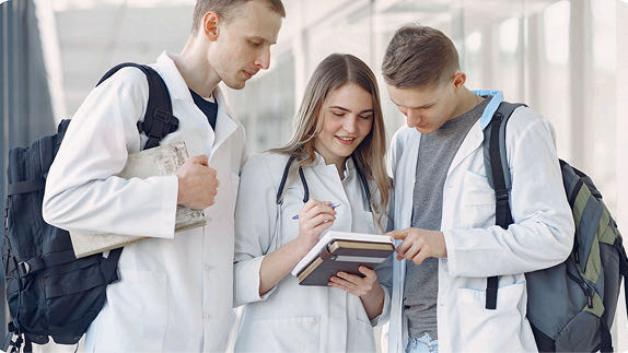 Médicos en prácticas revisando apuntes