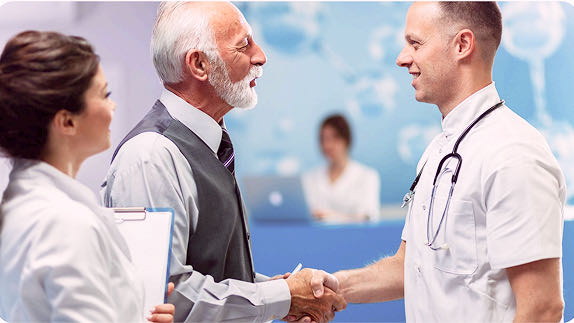 Personal de HM dando un apretón de manos