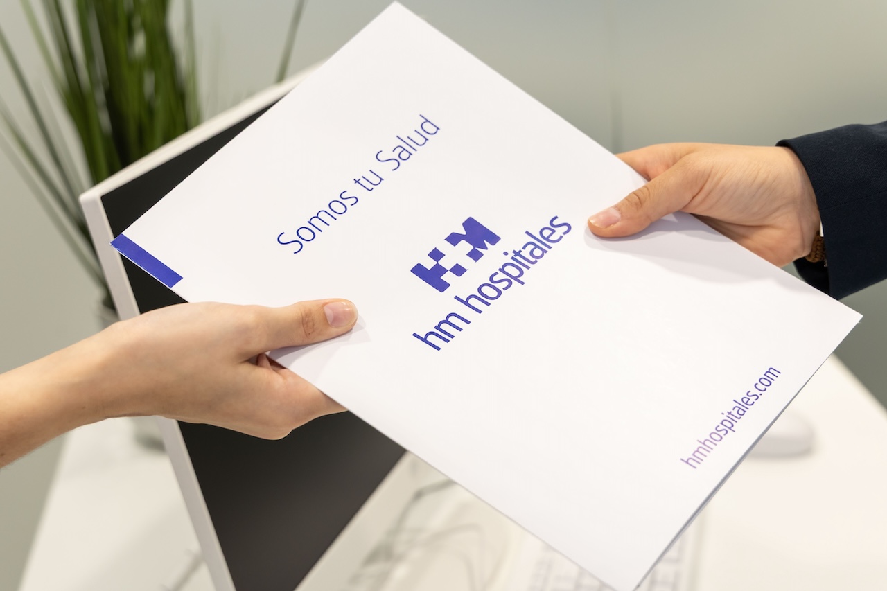 Atención al paciente, plano corto de documentos hm hospitales